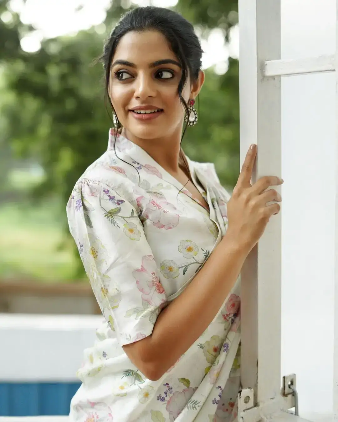 Indian Actress Nikhila Vimal in Traditional White Saree